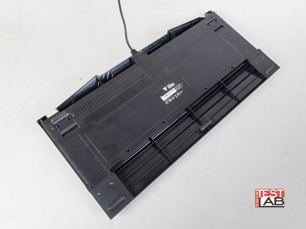 Tổng cộng 5 đế cao su chống đỡ bàn phím ở mặt đáy.