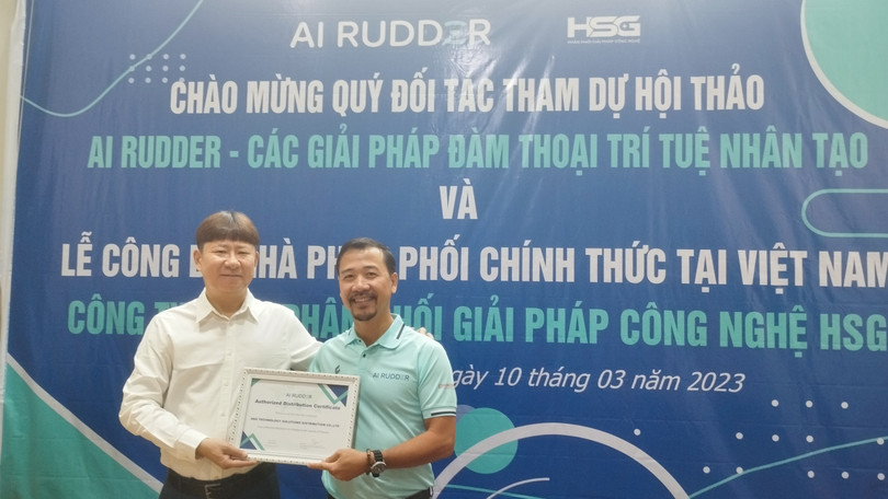 Đại diện AI Rudder trao giấy chứng nhận nhà phân phối chính thức tại Việt Nam cho công ty công nghệ HSG Đại diện AI Rudder trao giấy chứng nhận nhà phân phối chính thức tại Việt Nam cho công ty công nghệ HSG