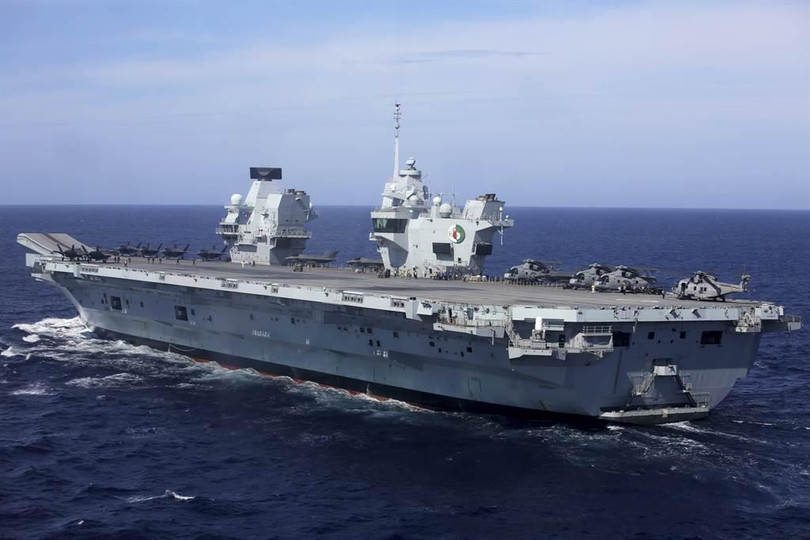 Tàu sân bay HMS Queen Elizabeth của Anh trên Biển Đông (Ảnh: AP).