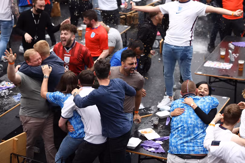 Các hoạt động của người hâm mộ bên ngoài sân cỏ cũng làm gia tăng nguy cơ lây nhiễm SARS-CoV-2 (Ảnh: Reuters).