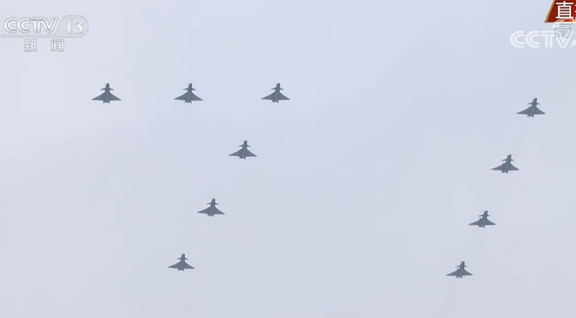 Các chiến cơ J-10 xếp hình số "71" tượng trưng cho ngày 1/7 (Ảnh: CCTV). Các chiến cơ J-10 xếp hình số "71" tượng trưng cho ngày 1/7 (Ảnh: CCTV).