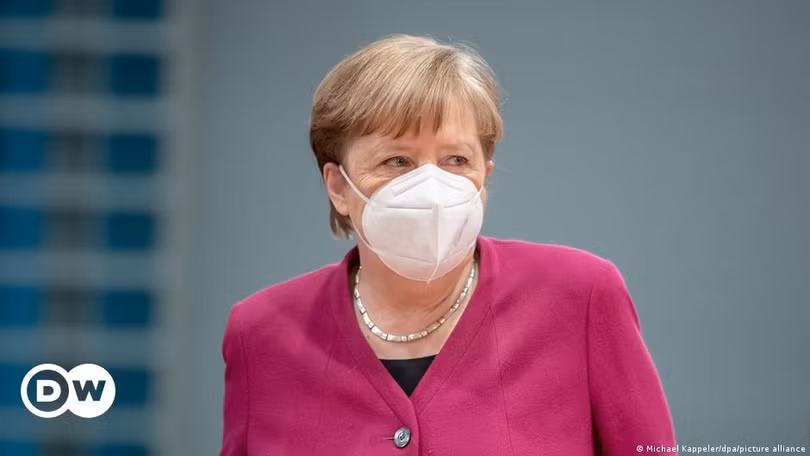 Bà Angela Merkel tiêm vaccine AstraZeneca liều một, liều hai tiêm Moderna (Ảnh: Deutsche Welle ).