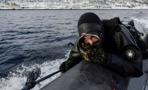 Huấn luyện cùng với tàu ngầm (Ảnh: toutiao). Huấn luyện cùng với tàu ngầm (Ảnh: toutiao).