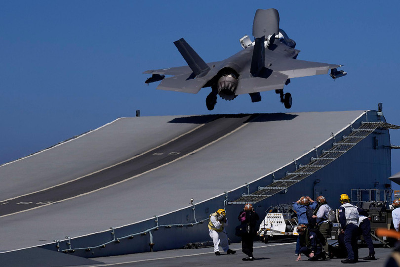Chiến đấu cơ F-35 cất cánh từ HMS Queen Elizabeth (Ảnh: AP).
