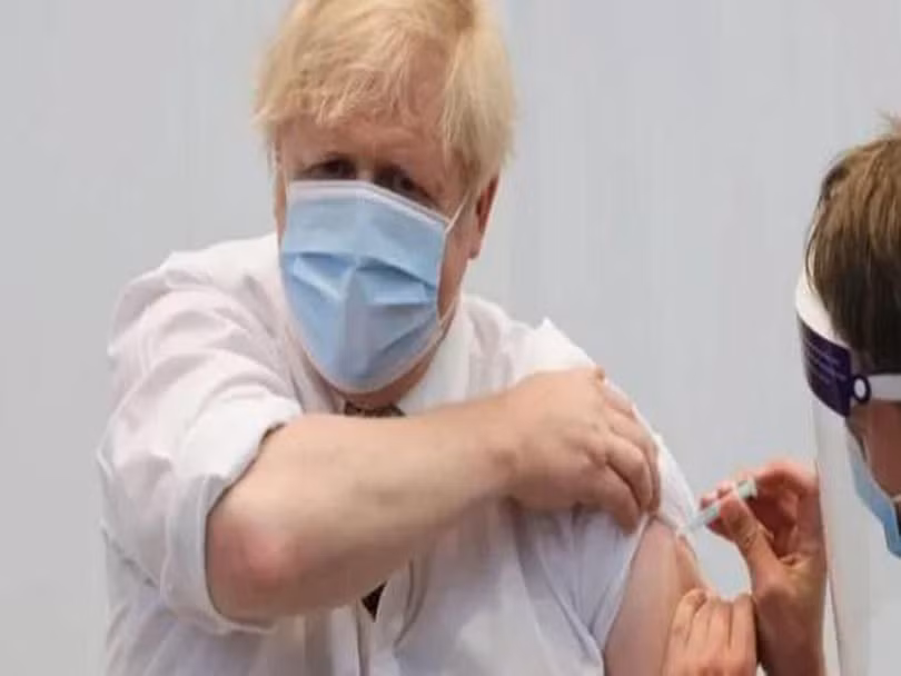 Thủ tướng Anh Boris Johnson tiêm vaccine AstraZeneca (Ảnh: Reuters).
