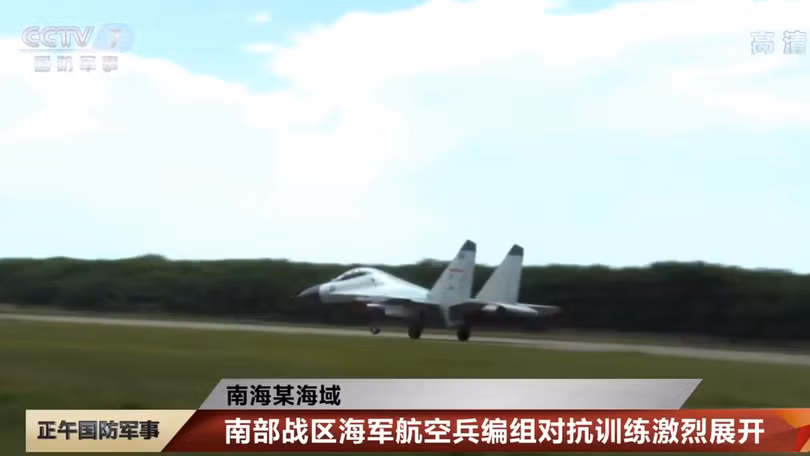 Chiếc J-11BH đang cất cánh (Ảnh: CCTV).