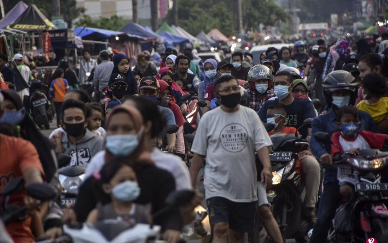 Lưu lượng người di chuyển quá lớn trong dịp lễ tôn giáo Eid al-Fitr (Ăn chay) hồi giữa tháng 5 là một nguyên nhân gây nên làn sóng dịch hiện nay (Ảnh: AP). Lưu lượng người di chuyển quá lớn trong dịp lễ tôn giáo Eid al-Fitr (Ăn chay) hồi giữa tháng 5 là một nguyên nhân gây nên làn sóng dịch hiện nay (Ảnh: AP).