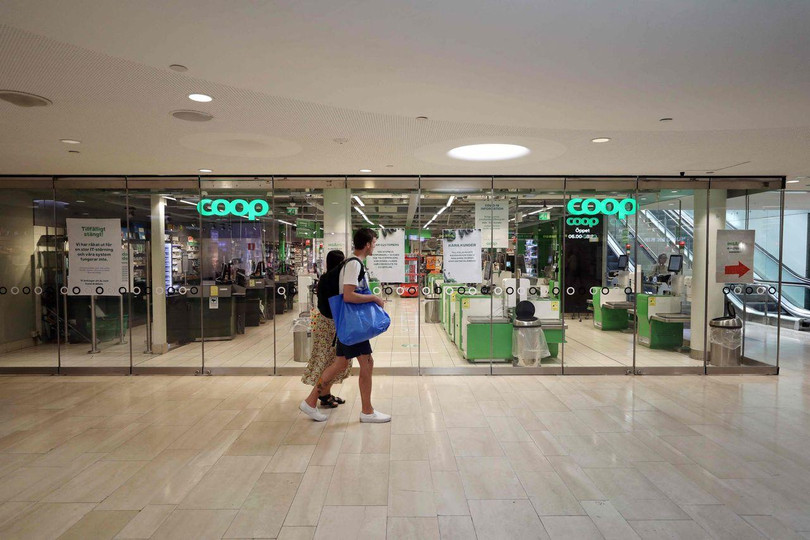 Vụ tấn công đã khiến hàng trăm cửa hàng của chuỗi siêu thị Coop của Thụy Điển phải đóng cửa (Ảnh: WSJ). Vụ tấn công đã khiến hàng trăm cửa hàng của chuỗi siêu thị Coop của Thụy Điển phải đóng cửa (Ảnh: WSJ).