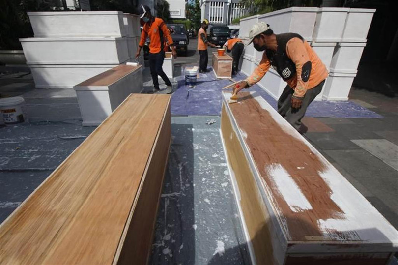 Công nhân đóng quan tài làm việc ngày đêm bởi số ca tử vong vì COVID-19 đã đạt mức kỷ lục 539 người vào ngày 2/7 (Ảnh: Reuters).