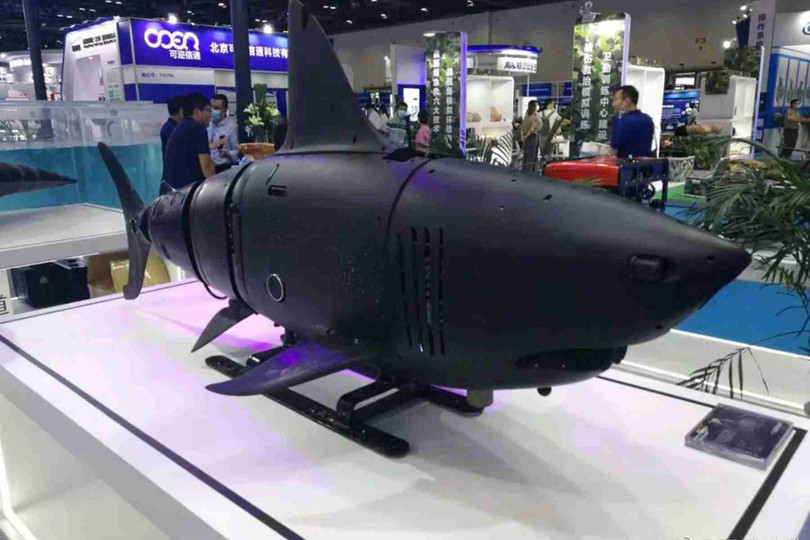 Cá mập robot phỏng sinh trưng bày tại triển lãm (Ảnh: Dwnews). Cá mập robot phỏng sinh trưng bày tại triển lãm (Ảnh: Dwnews).