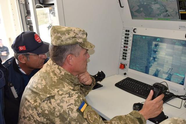 Chuyên gia Thổ Nhĩ Kỳ kèm cặp binh sĩ quân đội Ukraine thao tác điều khiển UAV (Ảnh: kknews).