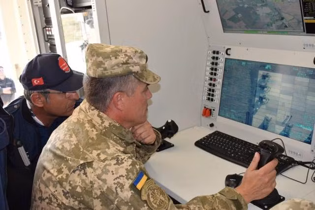 Chuyên gia Thổ Nhĩ Kỳ kèm cặp binh sĩ quân đội Ukraine thao tác điều khiển UAV (Ảnh: kknews).