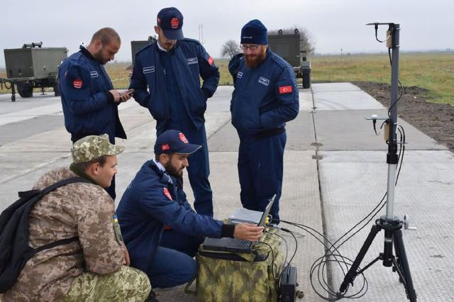 Các chuyên gia Thổ Nhĩ Kỳ (áo xanh) hướng dẫn binh sĩ Ukraine điều khiển UAV (Ảnh: kknews).