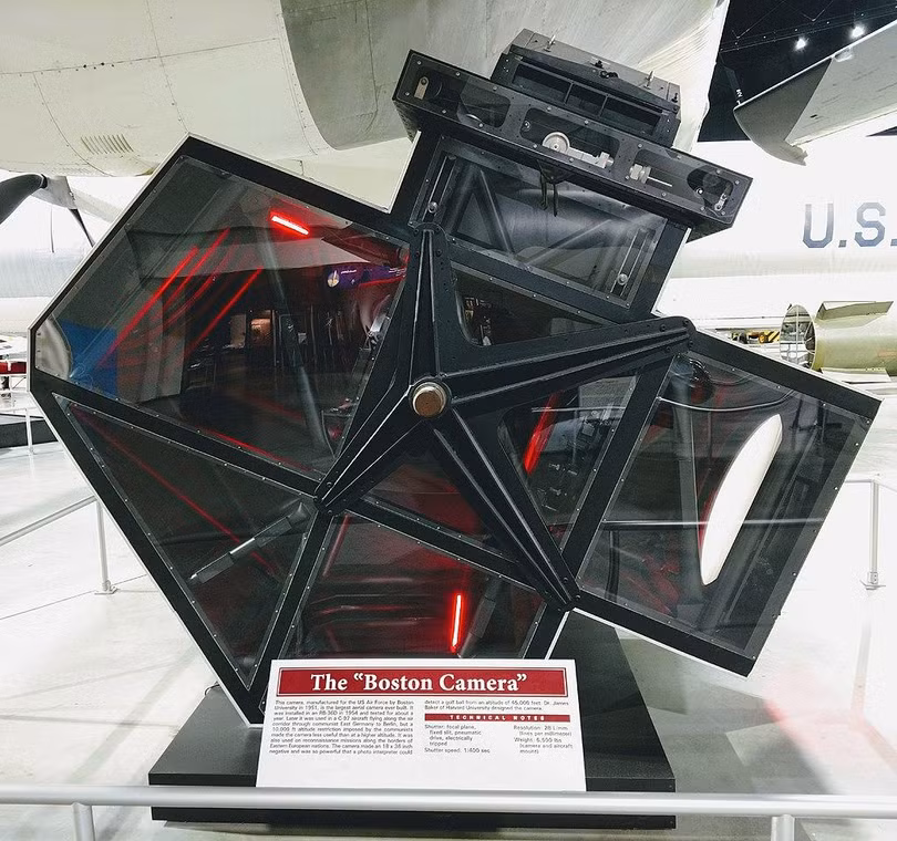 Máy ảnh Boston khổng lồ lắp trên máy bay RB-66D (Ảnh: wiki).