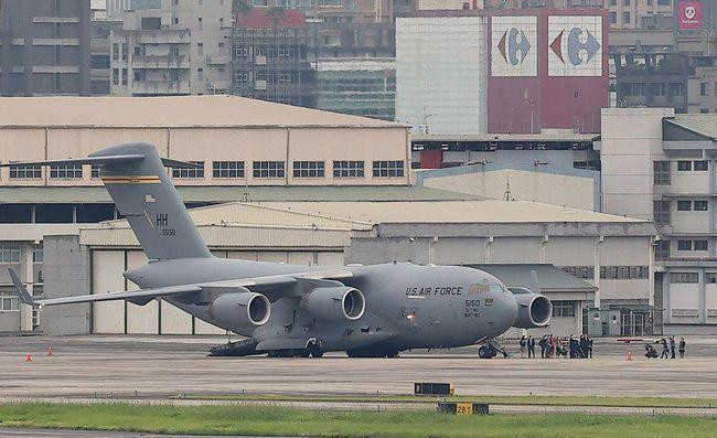 Chiếc C-17 hạ cánh xuống sân bay Tùng Sơn hôm 6/6 (Ảnh: UDN).