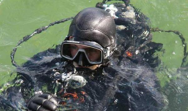 Người nhái chiến đấu mang thiết bị lặn (Ảnh: toutiao). Người nhái chiến đấu mang thiết bị lặn (Ảnh: toutiao).