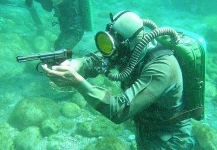 Tập bắn súng ngắn dưới nước (Ảnh: toutiao). Tập bắn súng ngắn dưới nước (Ảnh: toutiao).