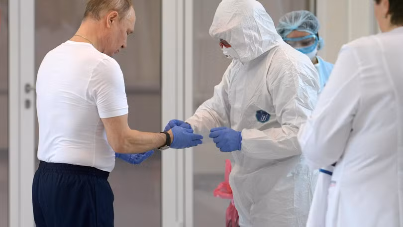 Tổng thống Nga Putin hoàn thành 2 mũi tiêm (Ảnh: Hk01).