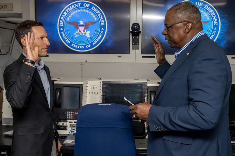 Ông Austin trao quyết định bổ nhiệm ông Ely Ratner làm Trợ lý Bộ trưởng phụ trách các vấn đề An ninh Ấn Độ - Thái Bình Dương ngay trên máy bay khi đang tới thăm Singapore (Ảnh: Dwnews). Ông Austin trao quyết định bổ nhiệm ông Ely Ratner làm Trợ lý Bộ trưởng phụ trách các vấn đề An ninh Ấn Độ - Thái Bình Dương ngay trên máy bay khi đang tới thăm Singapore (Ảnh: Dwnews).