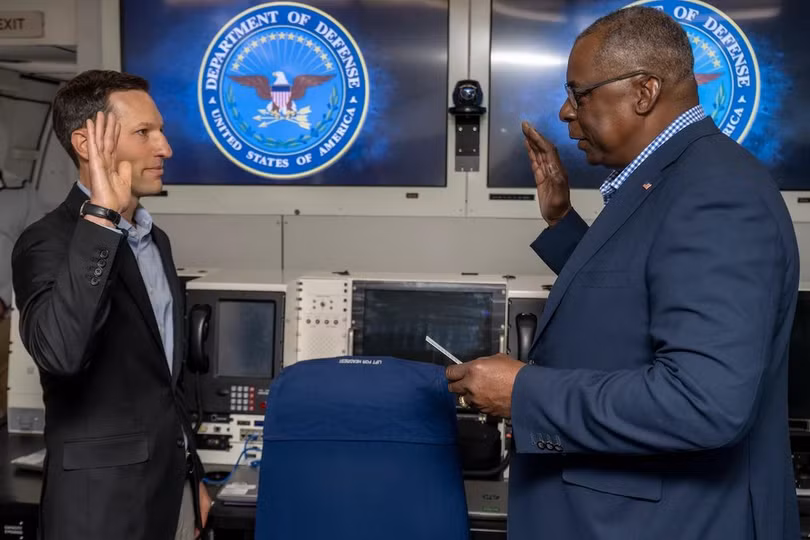 Ông Austin trao quyết định bổ nhiệm ông Ely Ratner làm Trợ lý Bộ trưởng phụ trách các vấn đề An ninh Ấn Độ - Thái Bình Dương ngay trên máy bay khi đang tới thăm Singapore (Ảnh: Dwnews). Ông Austin trao quyết định bổ nhiệm ông Ely Ratner làm Trợ lý Bộ trưởng phụ trách các vấn đề An ninh Ấn Độ - Thái Bình Dương ngay trên máy bay khi đang tới thăm Singapore (Ảnh: Dwnews).