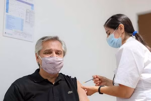 Tổng thống Argentina Fernandez tiêm vaccine Sputnik VND (Ảnh: AP).