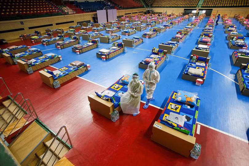 Do số người bệnh tăng mạnh, Thái Lan đã tận dụng các nhà thi đấu thể thao để xây dựng bệnh viện cabine (Ảnh: huanqiu). Do số người bệnh tăng mạnh, Thái Lan đã tận dụng các nhà thi đấu thể thao để xây dựng bệnh viện cabine (Ảnh: huanqiu).