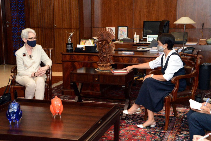 Bà Sherman gặp gỡ Ngoại trưởng Indonesia Retno Marsudi hôm 31/5 (Ảnh: Dwnews).