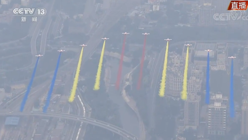 Các máy bay JL-8 thả khói màu trên bầu trời (Ảnh: CCTV). Các máy bay JL-8 thả khói màu trên bầu trời (Ảnh: CCTV).