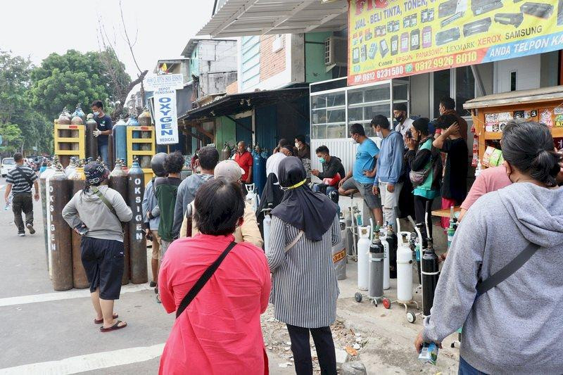 Dân chúng xếp hàng dài chờ mua oxy về nhà tự điều trị cho người thân (Ảnh: CNA).