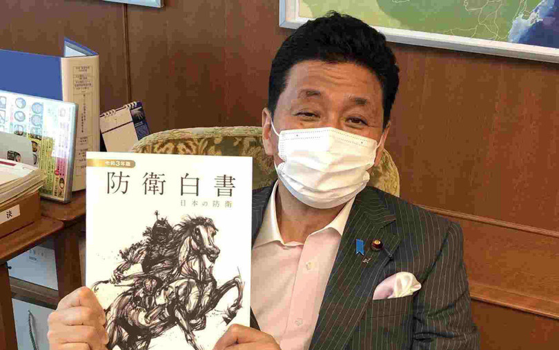 Bộ trưởng Quốc phòng Nhật Bản Nobuo Kishi với cuốn Sách Trắng Quốc phòng 2021 trên tay (Ảnh: Twitter).