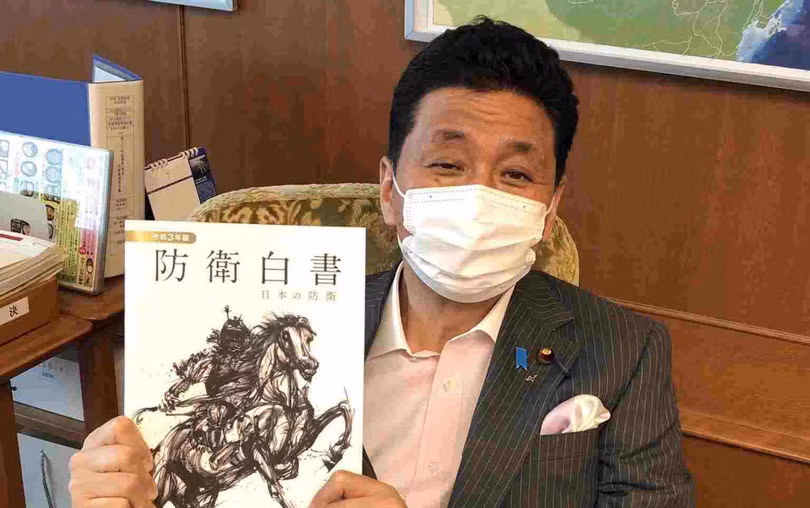 Bộ trưởng Quốc phòng Nhật Bản Nobuo Kishi với cuốn Sách Trắng Quốc phòng 2021 trên tay (Ảnh: Twitter).