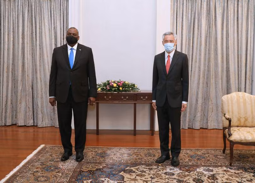 Bộ trưởng Quốc phòng Mỹ Austin gặp Thủ tướng Lý Hiển Long trong chuyến thăm Singapore (Ảnh: Dwnews). Bộ trưởng Quốc phòng Mỹ Austin gặp Thủ tướng Lý Hiển Long trong chuyến thăm Singapore (Ảnh: Dwnews).