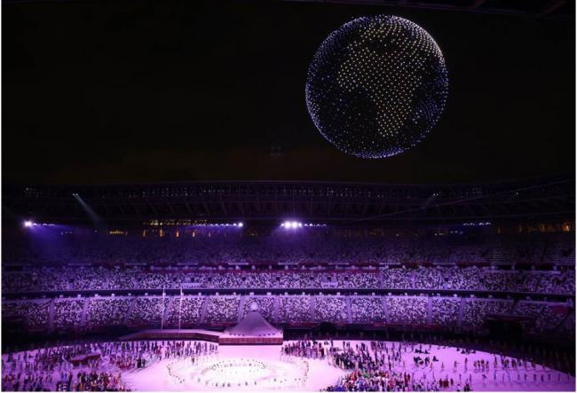 Các máy bay không người lái xếp hình Trái Đất (Ảnh: Reuters).