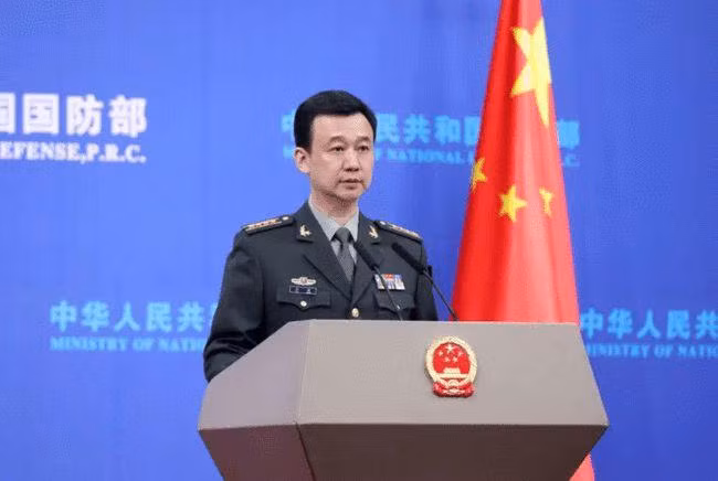 Người phát ngôn Bộ Quốc phòng Trung Quốc Ngô Khiêm lớn tiếng cảnh báo Mỹ về việc cho máy bay hạ cánh xuống Đài Loan (Ảnh: THX).