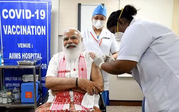 Thủ tướng Ấn Độ Modi tiêm vaccine Covaxin do Ấn Độ tự nghiên cứu phát triển (Ảnh: AP).