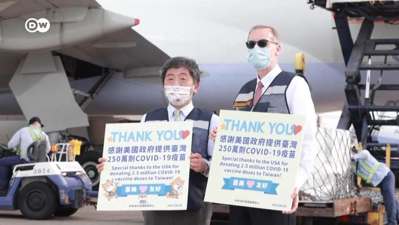 Giữa lúc dịch bùng phát trở lại Đài Loan, Mỹ đã tặng cho dư luận;o 2,5 triệu liều vaccine COVID-19 (Ảnh: Deutsche Welle).