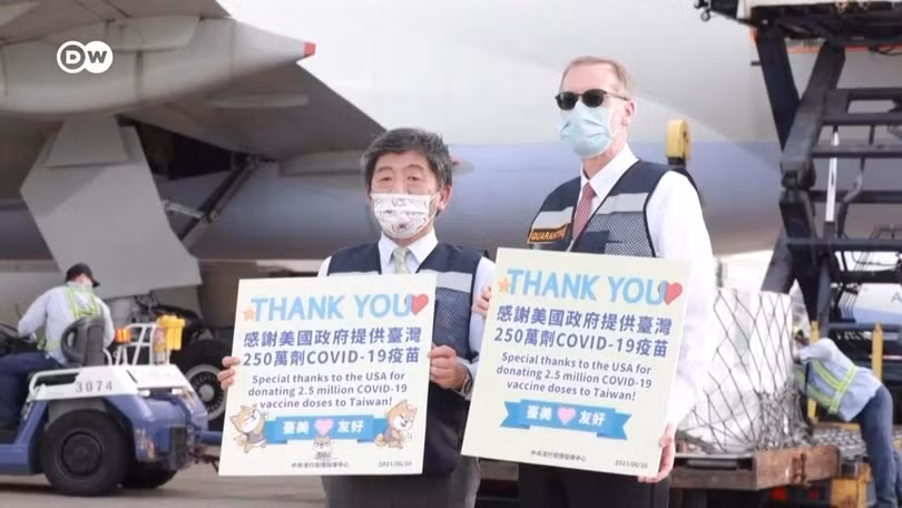 Giữa lúc dịch bùng phát trở lại Đài Loan, Mỹ đã tặng cho dư luận;o 2,5 triệu liều vaccine COVID-19 (Ảnh: Deutsche Welle).