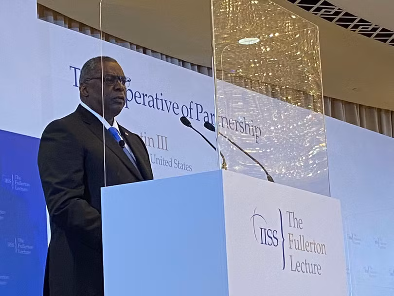 Ông Austin phát biểu tại diễn đàn do IISS tổ chức,, mạnh mẽ bác bỏ các yêu sách của Trung Quốc đối với Biển Đông (Ảnh: Dwnews).