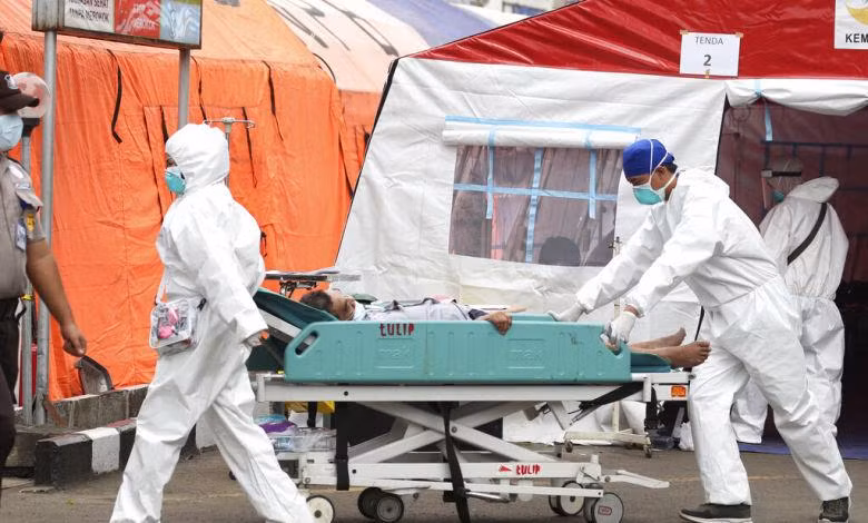 Các bác sĩ đưa bệnh nhận nặng từ lều tạm vào phòng điều trị đặc biệt (Ảnh: Reuters).