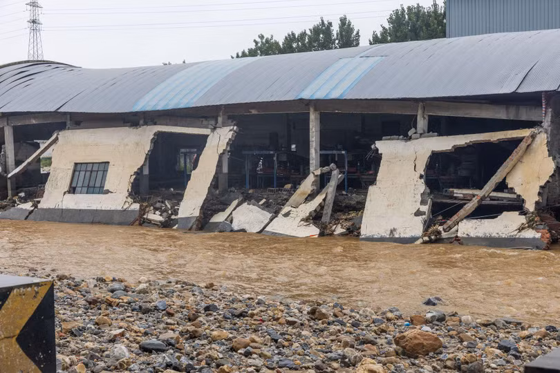 Nước lũ gây đổ sập hàng chục ngàn ngôi nhà (Ảnh: VCG).