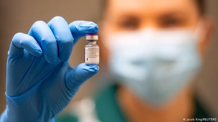 Tiêm vaccine là cách duy nhất để bảo vệ cá nhân và cộng đồng trước đại dịch COVID-19 (Ảnh: Reuter).