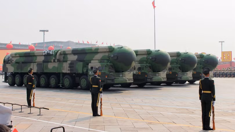 Đội hình tên lửa ICBM Dongfeng-41 tham gia diễu binh (Ảnh THX).