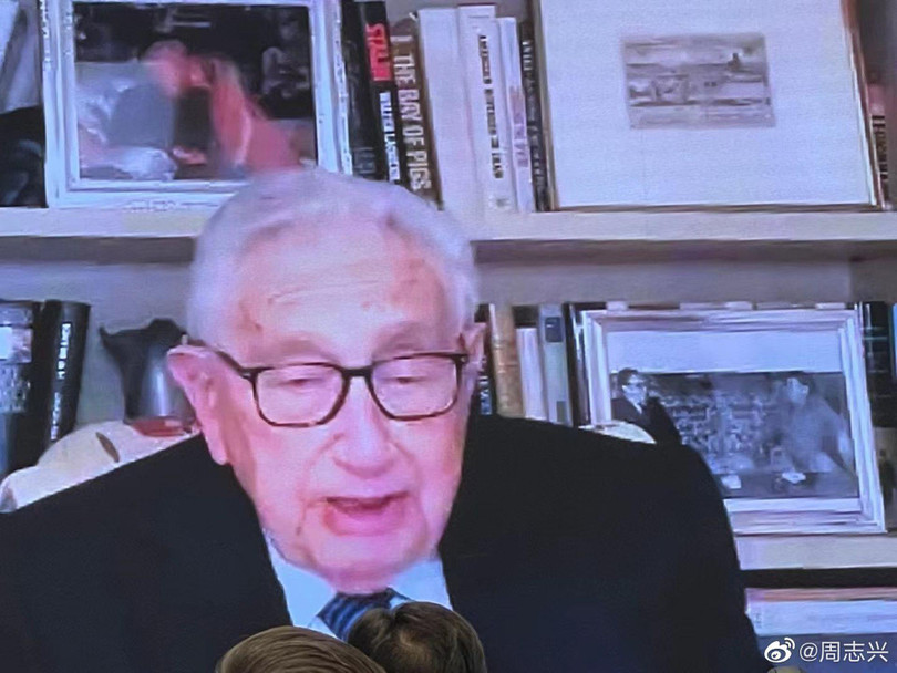 Ông Kissinger phát biểu tại lễ kỷ niệm qua truyền hình (Ảnh: Dwnews).