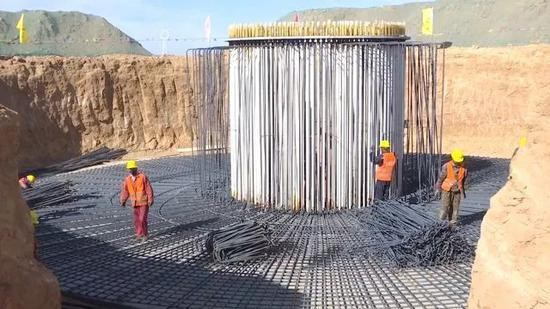 Một trụ điện gió đang được xây dựng (Ảnh: TTTK). Một trụ điện gió đang được xây dựng (Ảnh: TTTK).