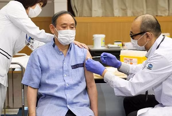 Thủ tướng Nhật Suga tiêm vaccine Pfizer (Ảnh: Kyodo).