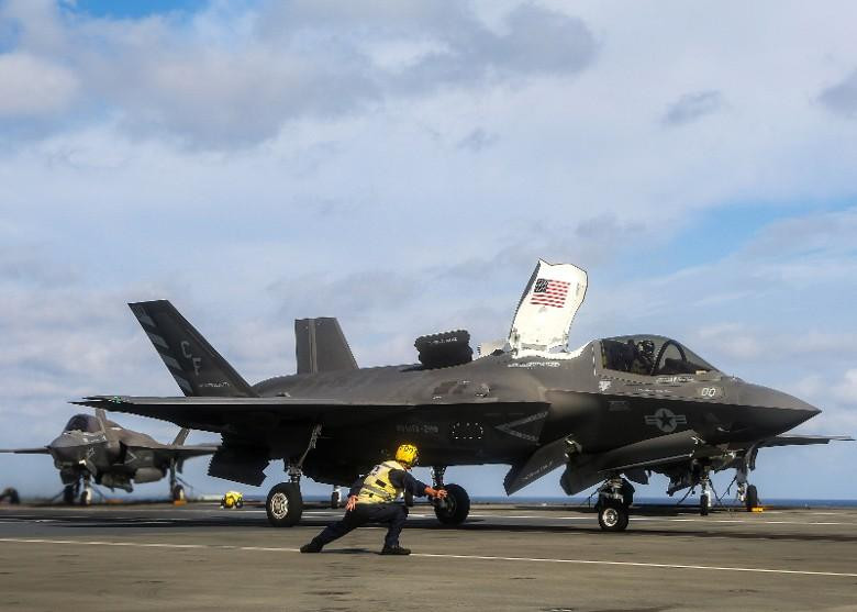 Máy bay F-35B Mỹ cất hạ cánh trên tàu sân bay Anh HMS Queen Elizabeth (Ảnh: Dwnews). Máy bay F-35B Mỹ cất hạ cánh trên tàu sân bay Anh HMS Queen Elizabeth (Ảnh: Dwnews).