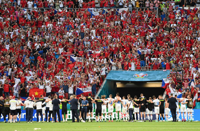 Thành phố Budapest cho phép người hâm mộ vào kín sân trong tất cả các trận cầu (Ảnh: Reuters).