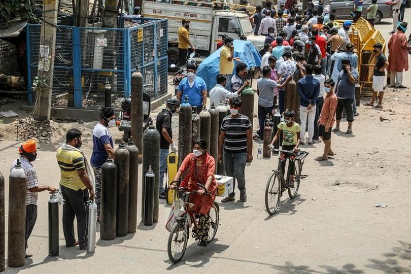 Dân chúng xếp hàng mua oxy về nhà tự điều trị (Ảnh: AP). Dân chúng xếp hàng mua oxy về nhà tự điều trị (Ảnh: AP).