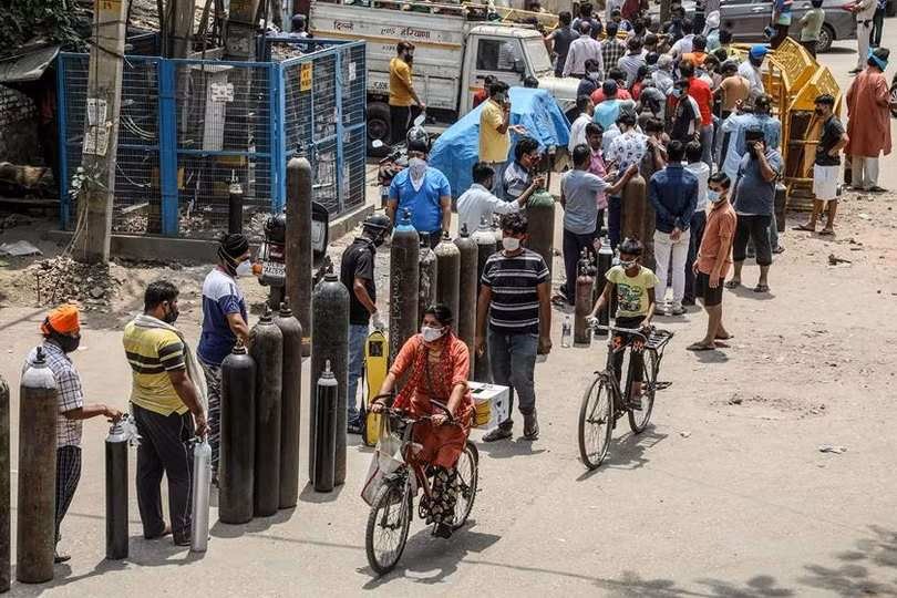 Dân chúng xếp hàng mua oxy về nhà tự điều trị (Ảnh: AP). Dân chúng xếp hàng mua oxy về nhà tự điều trị (Ảnh: AP).
