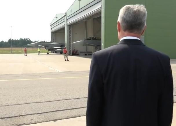 Tổng thống Litva Nauseda xem các máy bay chiến đấu Tây Ban Nha ra khỏi nhà chứa để xuất kích (Ảnh: Đông Phương).